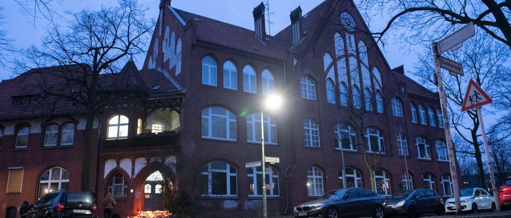 Das Mädchen besuchte die Hausotter-Grundschule in Reinickendorf. Auf den Stufen zum Eingang erinnern Kerzen und Blumen an sie.