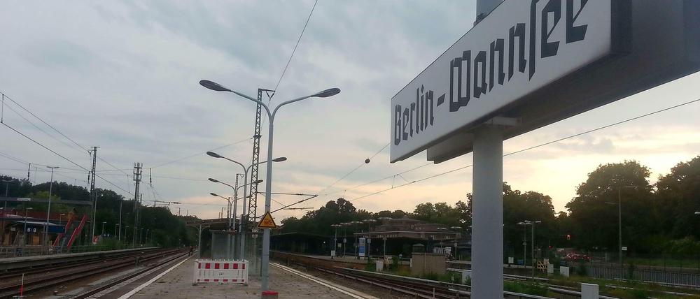Früher hielten hier die Intercitys, die ICEs, seit 1998 hält hier kein Fernzug mehr - und im Herbst 2014 auch keine Regionalbahn mehr. Es wird immer stiller in Wannsee, der Station mit den alten Schildern und dem Gras auf dem Bahnsteig. 