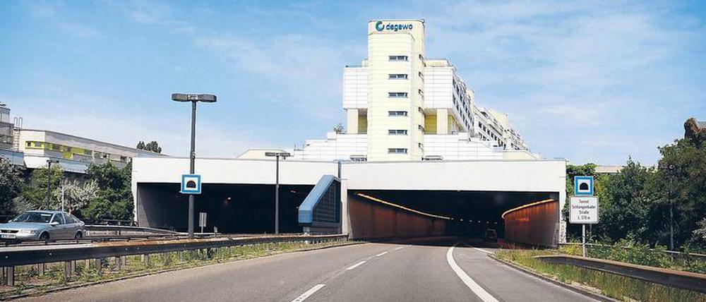 Vorzeigeprojekt. Die Autobahnüberbauung Schlangenbader Straße wurde im beengten West-Berlin der 1970er Jahre errichtet. 
