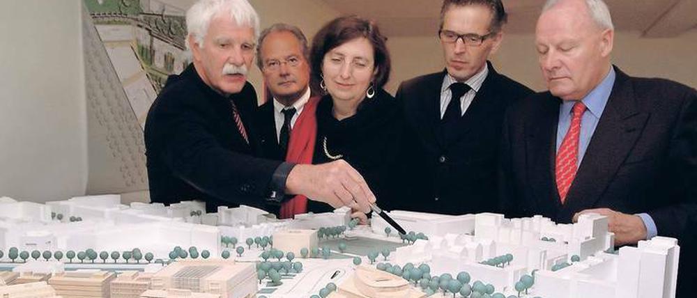 Mann mit Überblick. Hans Stimmann hatte als Senatsbaudirektor stets einen kritischen Blick auf die Stadt, wie hier auf ein Modell des Köbis-Dreiecks. Als gelernter Maurer bevorzugte er die Ästhetik von Stein, mit Glasbauten dagegen konnte er kaum etwas anfangen. Das galt auch für das Sony-Center.