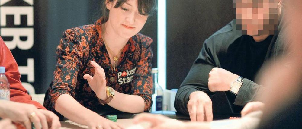 Am Tisch mit dem sechsten Mann. Charlotte Roche saß beim Pokern neben dem mutmaßlichen Drahtzieher des Pokerraubs. Am Freitag wurde er festgenommen. Foto: dpa