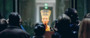 Besucherhit Nofretete. Die Büste der ägyptischen Herrscherin ist im Nordkuppelsaal des Neuen Museum in einer vier Meter hohen Vitrine ausgestellt. Foto: ddp
