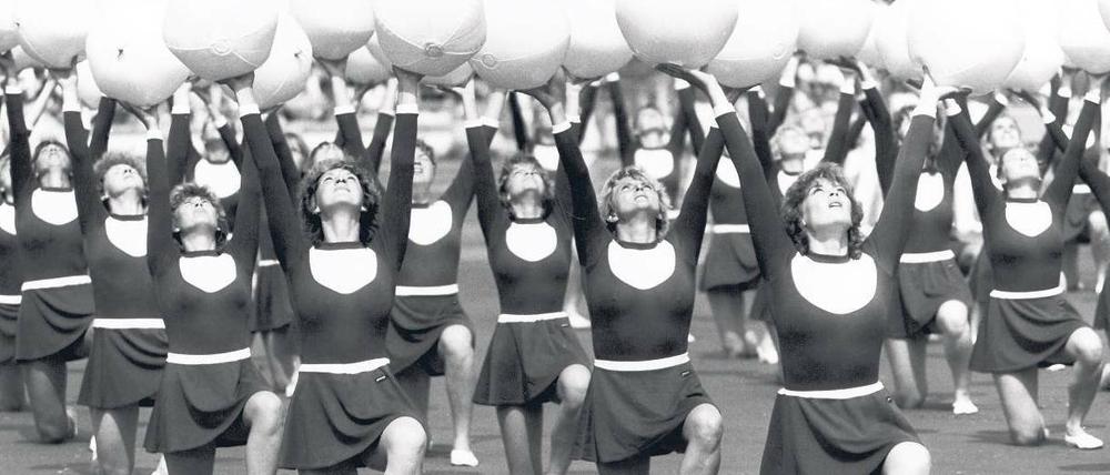 Kollektives Turnen. Rhythmische Sportgymnastik 1987 beim 8. Turn- und Sportfest der DDR. Jedes Jahr fanden dort außerdem die Kinder- und Jugendspartakiaden statt, bei denen Kreis-, Bezirks- und Landesmeister gekürt wurden. Foto: imago