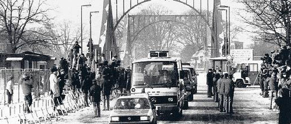 Die Karawane zieht weiter. Ein beeindruckender Agententross, angeführt von einem weniger beeindruckenden West-Berliner Polizeiauto, rollt gen Wannsee. Von Geheimniskrämerei keine Spur – dafür waren zu viele Kamerateams an der Straße.