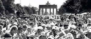 Mauerradweg. Vor dem Brandenburger Tor begann im Juli 1987 schon einmal die Tour de France. 207 Fahrer gingen auf einen Rundkurs über 105,5 Kilometer durch den Westteil der Stadt. Die Tour startete damals aus Anlass der 750-Jahr-Feier der Stadt. Anschließend wurde der Tross nach Karlsruhe geflogen, von dort aus ging es weiter.