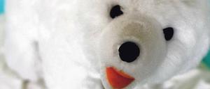 Nicht das Original. Der Handel mit mehr oder weniger realistischen Knut-Nachbildungen ist in den Monaten nach dem plötzlichen Tod des Eisbären abgeebt. Das echte Tier wird derzeit im Naturkundemuseum gekühlt. 