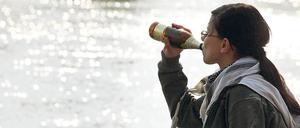 Die Zahl von Jugendlichen, die betrunken aufgegriffen werden, zeigt: Es ist nicht schwer, an Alkohol zu kommen. 