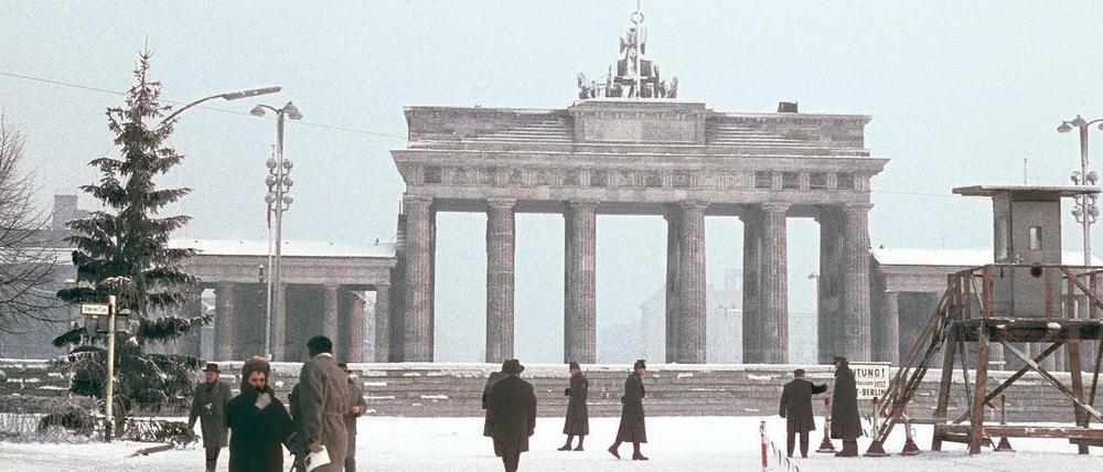 Winterspaziergang zur Grenze. Das erste Weihnachtsfest nach dem Mauerbau machte vielen Berlinerinnen und Berlinern die Trennung von Angehörigen und Freunden noch einmal besonders schmerzlich bewusst. Diese Aufnahme entstand am 26. Dezember 1961 auf der Westseite des Brandenburger Tores.