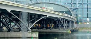 Verbindungsteile der Brücke am Hauptbahnhof haben sich nach Angaben der Deutschen Bahn so stark abgenutzt, dass die Züge abbremsen müssen. 