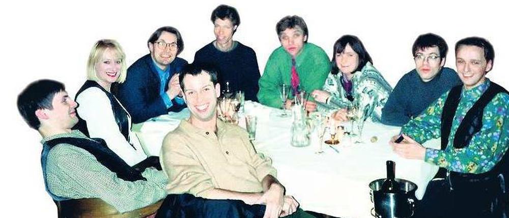 Stars von morgen. Thomas Hermanns (vorn) Anfang der 90er im Kreis junger Talente wie Maddin Schneider (dahinter), Dietmar Burdinski (vierter v. r.), Michael Mittermeier (zweiter v. r.) und Ole Lehmann (ganz rechts).