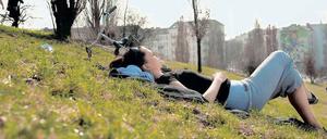 Kurzurlaub. Am Sonnabend konnte man schon mal Probe liegen auf der Wiese im Mauerpark in Prenzlauer Berg.