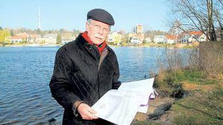 Ulrich Locherer steht am letzten freien Uferstück des Sees. Laut Bauplan entsteht hier ein Restaurant.