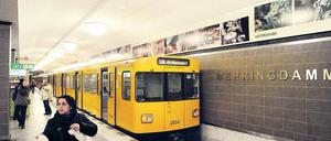 Der fast fertig umgestaltete U-Bahnhof Mehringdamm zeigt Fotos aus dem Kiez . 