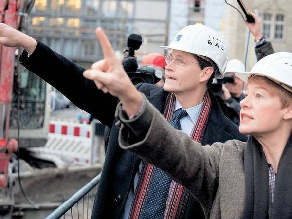 Visionen gesucht: Stadtentwicklungssenator Michael Müller und Senatsbaudirektorin Regula Lüscher auf der Baustelle der Staatsoper Unter den Linden. 