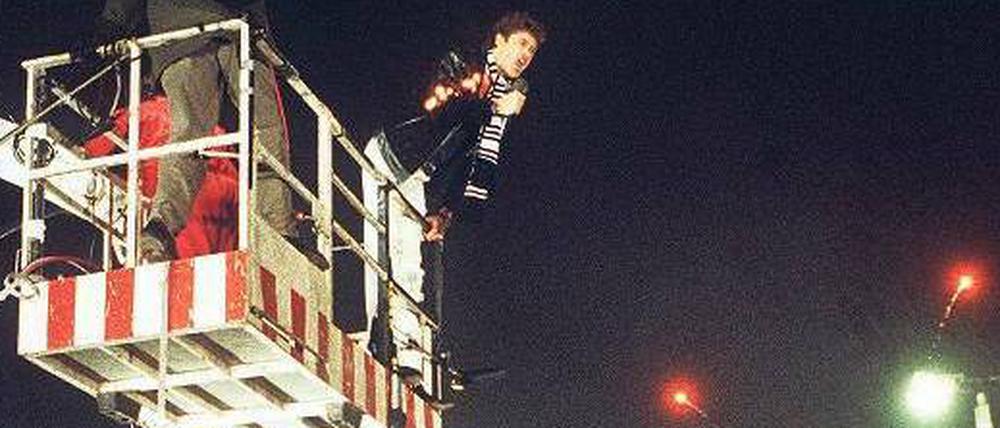 Historische Hebebühne. Das Jahr 1989 in einem Bild: David Hasselhoff singt. Und die Mauer verschwindet. Unter Menschen.