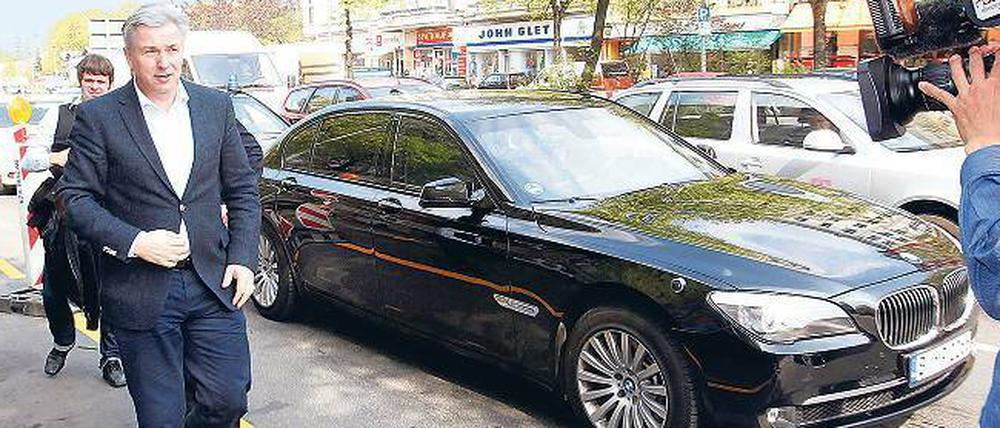 Große Verantwortung, großes Auto. Von dem BMW auf dem Foto hat sich Klaus Wowereit inzwischen verabschiedet. Sein aktueller Audi ist etwas sparsamer, aber verbraucht viel mehr als beispielsweise der BMW von Hamburgs Regierungschef Olaf Scholz (SPD). 