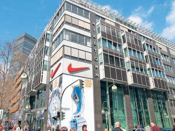 Erlebniswelt am Ende. Seit 1999 gibt es Niketown, doch Mitte Juni gibt der US-Konzern das Sportkaufhaus auf. Schon jetzt reagiert darauf übrigens Karstadt Sport im Neuen Kranzler-Eck, dort öffnet am Donnerstag ein hauseigener „Nike Football Shop“. 