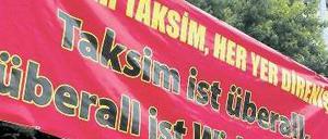 Signal nach Istanbul. Berliner Türken solidarisieren sich am Donnerstag mit den Demonstranten auf dem Taksimplatz. 