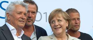 Flirtprofis. Kanzlerin Angela Merkel schwärmt offenbar für Henri Hübchen (vorn), dessen Schauspielkollegen Til Schweiger (rechts) und Sebastian Koch sich auf dem Produzentenfest ebenfalls gut amüsierten.
