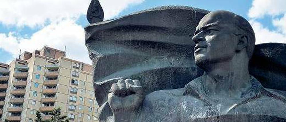 Faust auf Faust. Der sowjetische Bildhauer Lew Kerbel schuf einst das Thälmann-Denkmal. Zum 100. Geburtstag des deutschen Kommunistenführers wurde es im Jahr 1986 enthüllt. Schon damals war es bei vielen Ost-Berlinern umstritten. 
