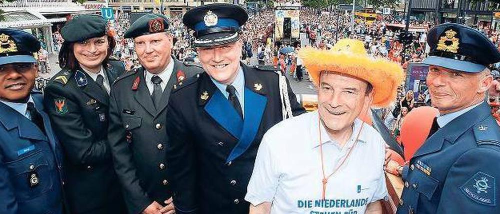 Der niederländische Botschafter Marnix Krop (mit Hut) feiert gemeinsam mit fünf homosexuellen Angehörigen der niederländischen Streitkräfte. Für Mees Soffers (zweite von links) war es eine Premiere: die erste offen als Transgender lebende Soldatin auf dem Berliner Christopher-Street-Day.