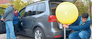 Erst mal einen Testballon starten. An der Friedensburg-Oberschule in Charlottenburg wurde das Projekt „Mobil mit Köpfchen“ vorgestellt. Experimente zu Abgasmenge und Lautstärke sollen die Schüler für umweltschonendes Fahren sensibilisieren. Foto: Eventpress