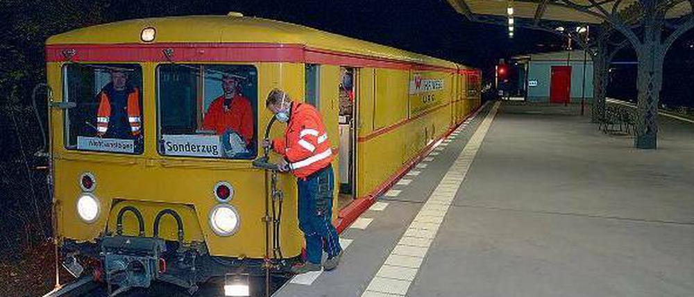 Luftzug. Ein Privatunternehmen hat eine S-Bahn aus den 1920ern zum mobilen Staubsauger umgebaut. Geputzt wird im Schleichtempo während der Betriebspause. 
