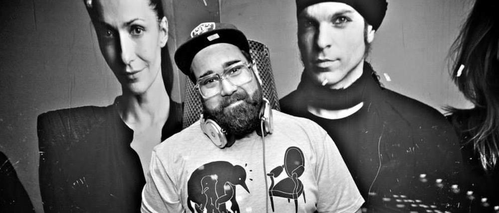 Vijay Chatterjee, 32, geboren in Steglitz, legt, seit er 18 ist, in Berliner Clubs auf. Er war früher DJ im 90 Grad in Schöneberg, seit der Eröffnung vor drei Jahren ist er fester DJ im Asphalt am Gendarmenmarkt.