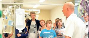 Sehen, hören, fühlen. Die neunte Klasse der Georg-Klingenberg-Schule durchlief am Dienstag alle Stationen des Unfallkrankenhauses Biesdorf. 