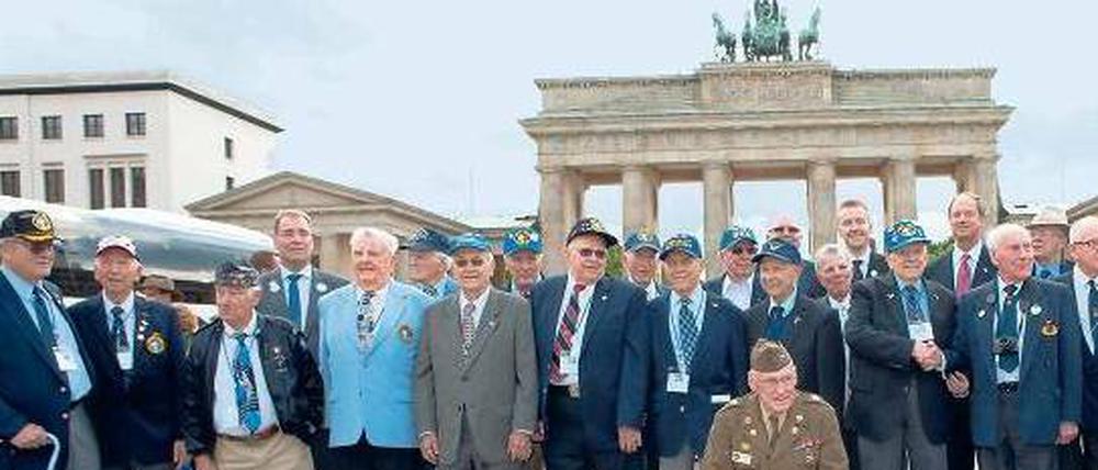 Gruppenbild der Luftbrücken-Veteranen am Brandenburger Tor. 