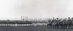 Paradestrecke. Das Tempelhofer Feld war jahrzehntelang fest in der Hand des Militärs (hier im Jahr 1913).