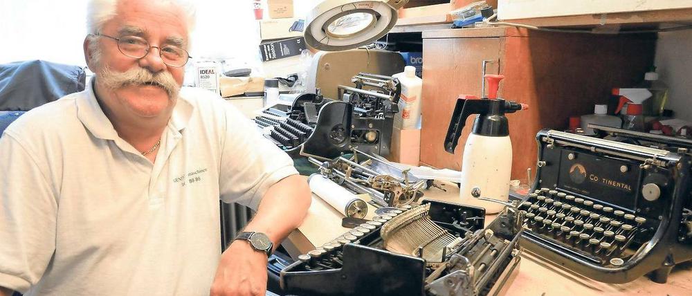 Mechanik, die begeistert. Bernd Moser verkauft und repariert seit 1958 in Kreuzberg Schreibmaschinen. Sein Favorit ist diese „Continental Reisekoffermaschine“. 