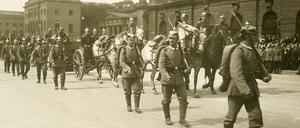 Auf dem Weg an die Front. Bilder wie diese mit abrückenden Soldaten Unter den Linden waren vor 100 Jahren Alltag in Berlin. Auf einen brauchbaren Stahlhelm musste das Heer noch bis 1916 warten.