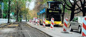 Baustelle Berlin. Manchmal warten Firmen mehr als ein Jahr, bis ihnen die Verkehrslenkung die Einrichtung einer Baustelle und die Einschränkungen im Verkehr genehmigt. Die Verwaltung will jetzt zusätzliche Stellen schaffen. 