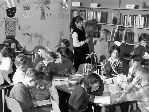 Im Land des Lesens. Seit der Eröffnung am 17. September 1954 hat die Amerika-Gedenkbibliothek viele junge Kunden betreut. Unser Foto zeigt die Kinderbibliothek im Jahr 1957. 