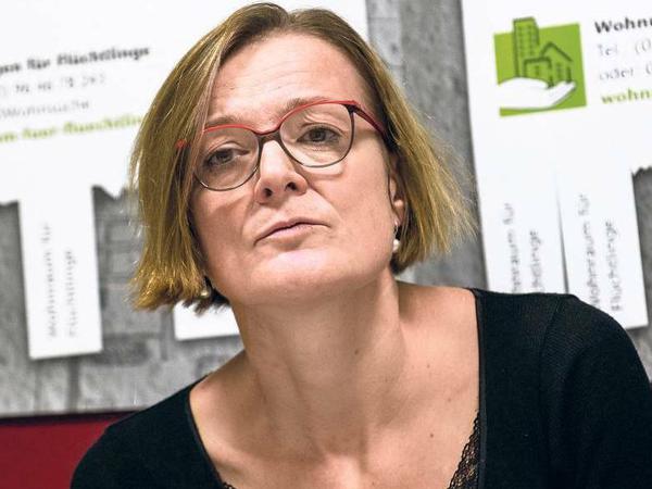 Die Hausmeisterin. Monika Lüke, Integrationsbeauftragte des Senats, vor den neuen Plakaten. 