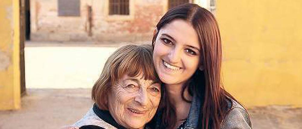 Die junge Schauspielerin Ikra Latif traf die KZ-Überlebende Greta Klingsberg zum Erzählen in Theresienstadt. Inzwischen sind sie befreundet.
