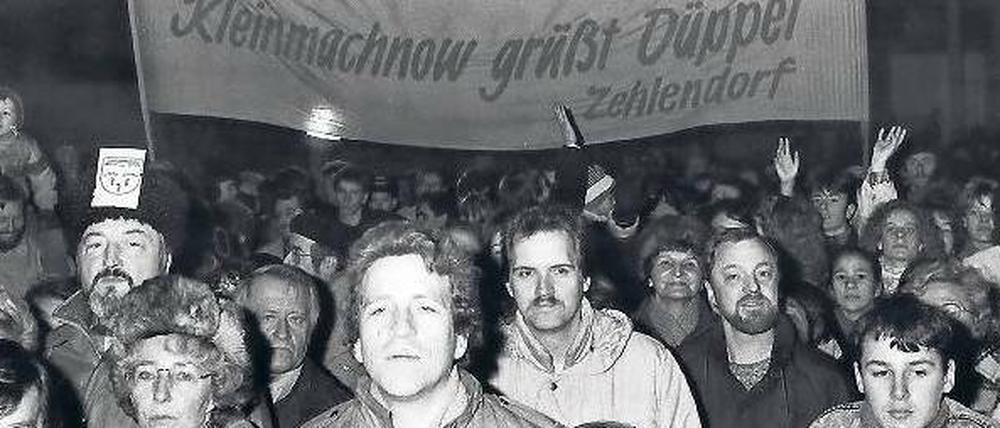 Menschen aus Ost und West bei der Eröffnung des Grenzübergangs Zehlendorf-Kleinmachnow am 11. Dezember 1989.