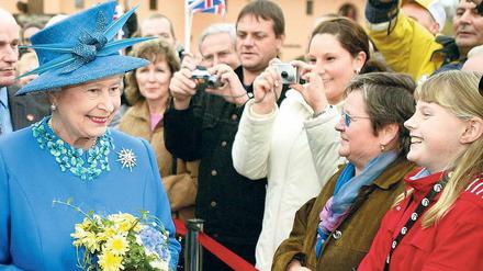 Im Land des Lachens: Die Queen freut sich 2004 im Krongut Bornstedt, Potsdam. 