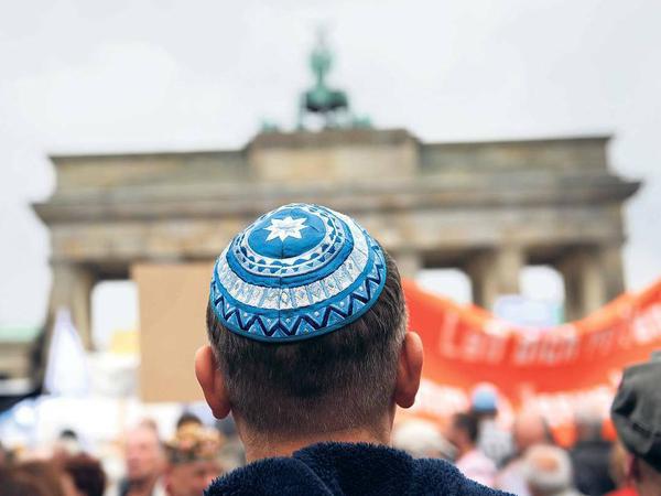 Hingucken. Zuletzt wurde auch bei der Demo „Steh auf! Nie wieder Judenhass!“ gegen Antisemitismus demonstriert. 