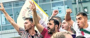 Aufgeheizt. Die Auseinandersetzung mit der Terrormiliz Islamischer Staat (IS) findet auch in Berlin statt. So tauchten vor einigen Monaten IS-Fahnen am Rande eine Demonstration von Kurden auf – wogegen diese Männer lautstark protestierten. 