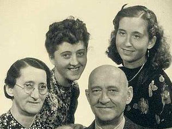 uTagebuch-Autorin Eva Zimmermann (2. v. li.) kurz nach Kriegsende auf dem Familienbild neben ihrer Schwester Elsa und ihren Eltern Georg und Elisabeth Krüger. 