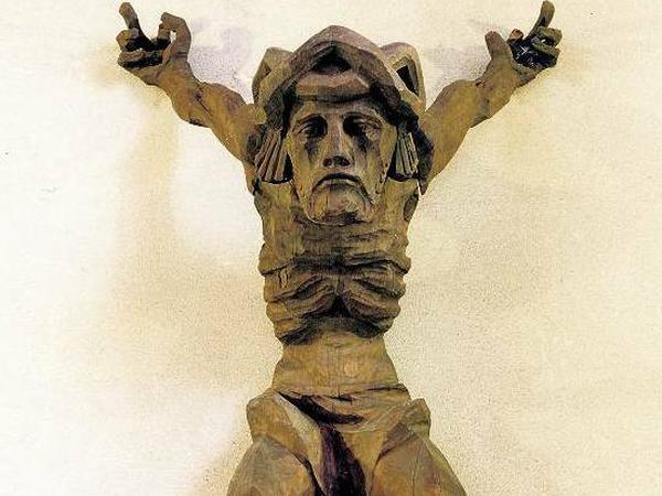 Aufgehängt und abgehängt. Dieses expressionistische Kruzifix ist jetzt in Marzahn zu sehen. Skulptur: Hans Perathoner: Cruzifixus (1930).