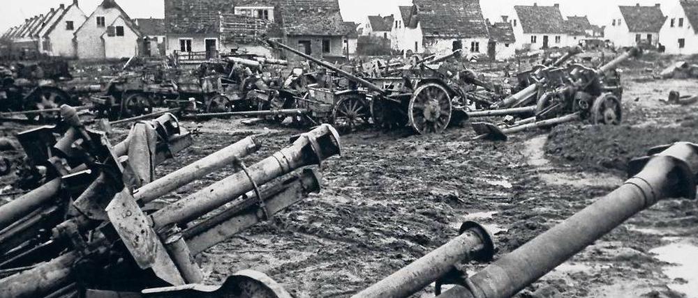 Am 16. April 1945 begann der Angriff der Roten Armee auf die letzte Abwehrstellung der Wehrmacht auf den Seelower Höhen – diese wurde drei Tage später durchbrochen. Die Aufnahme zeigt deutsche Geschütze, die bei der Schlacht von den Sowjets erbeutet worden waren. 