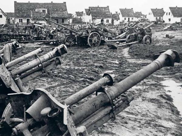 Am 16. April 1945 begann der Angriff der Roten Armee auf die letzte Abwehrstellung der Wehrmacht auf den Seelower Höhen – diese wurde drei Tage später durchbrochen. Die Aufnahme zeigt deutsche Geschütze, die bei der Schlacht von den Sowjets erbeutet worden waren. 
