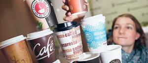 Weg mit den Pappbechern. Allein in Berlin werden jährlich 170 Millionen Coffee-to-go-Becher weggeworfen, kritisiert Hanna Grießbaum von der Umwelthilfe. 