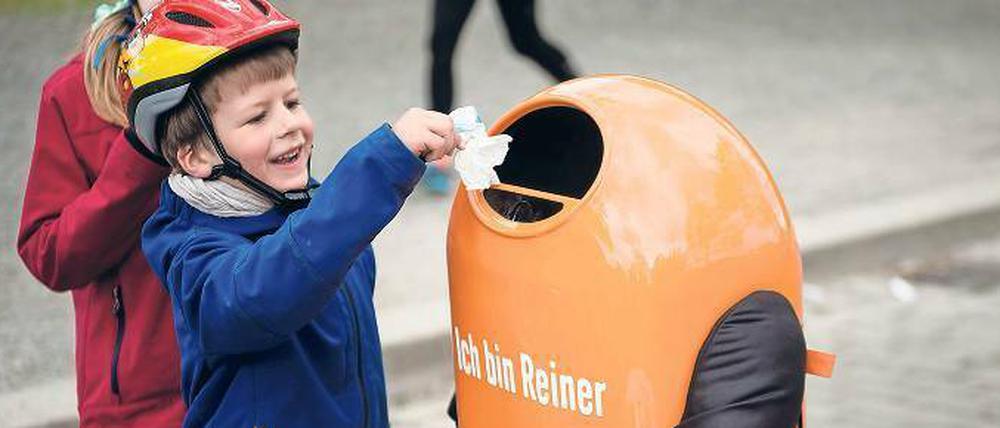 Die Berliner Stadtreinigung hat im vergangenen Jahr nicht nur eine Menge Müll eingesammelt, sondern auch Geld – zum Jahresende verbuchte sie einen Gewinn von 12,7 Millionen Euro.