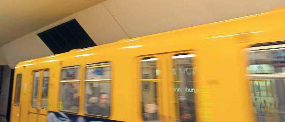 Bahnhof mit Dachschaden. Sechs Jahre ist die U-Bahn-Station Brandenburger Tor erst alt, doch schon bald nach der Eröffnung traten die ersten Feuchtigkeitsschäden an der Decke auf. Bis 2020 sollte das Problem gelöst sein, denn dann fährt hier die U 5 durch. 