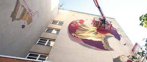 Angebissen. Auch dieses Werk der Maler Onur Dinc und Remo Lienhard alias Wes21 in der Prinzenstraße 19 in Kreuzberg entstand in Zusammenarbeit mit dem Streetart-Netzwerk Urban Nation. 