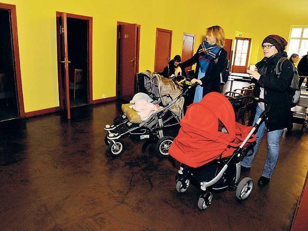 Kino wagen mit Kinderwagen: Grit Bochanky (38, aus Rudow, links) und Anja Bruckert (38, aus Neukölln).